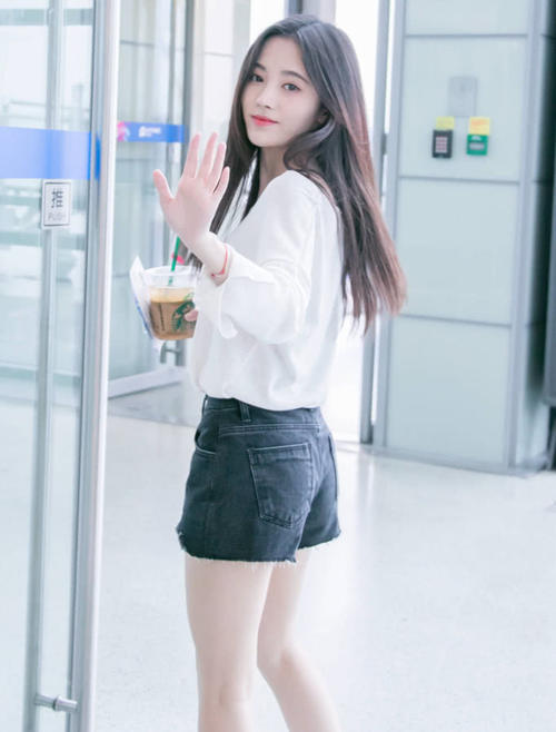 鞠婧祎为秀柳腰，穿了条2个“裤头”的短裤，多瘦才挤得进去啊？