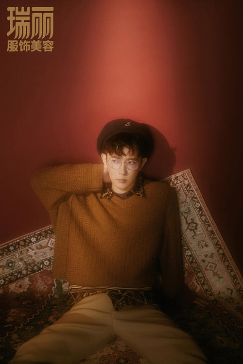 于朦胧杂志大片曝光 “水仙少年”玩转秋日光影变幻