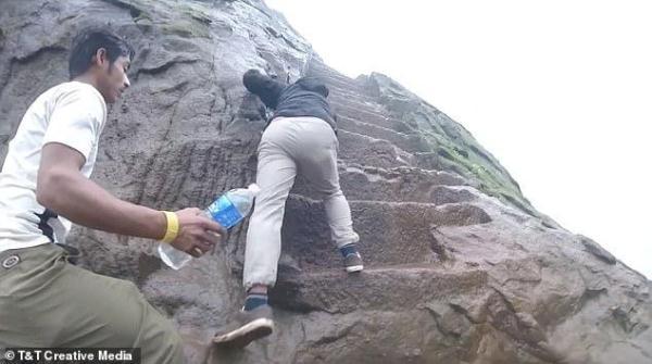 比登华山还难！印度男子徒手徒步登顶垂直湿滑险峰