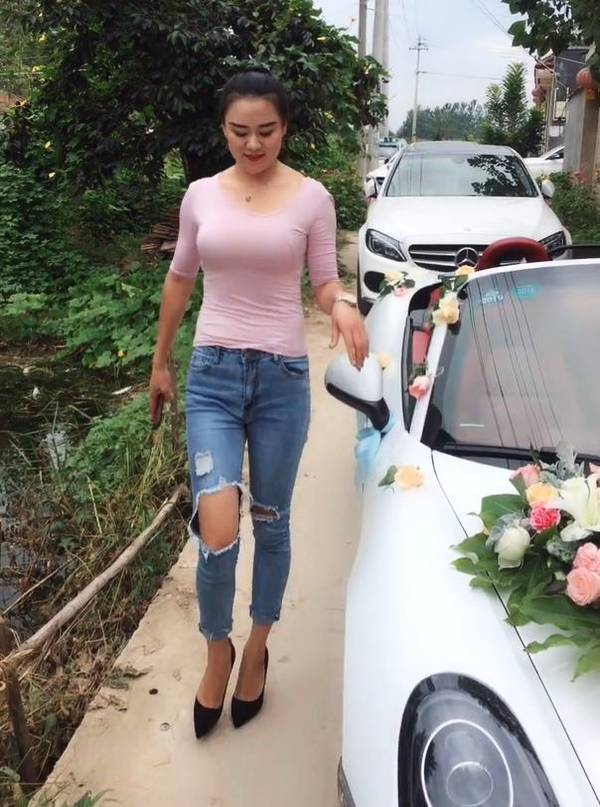 街拍：美艳动人的紧身裤小姐姐，身姿丰盈，彰显洒脱的女性魅力!