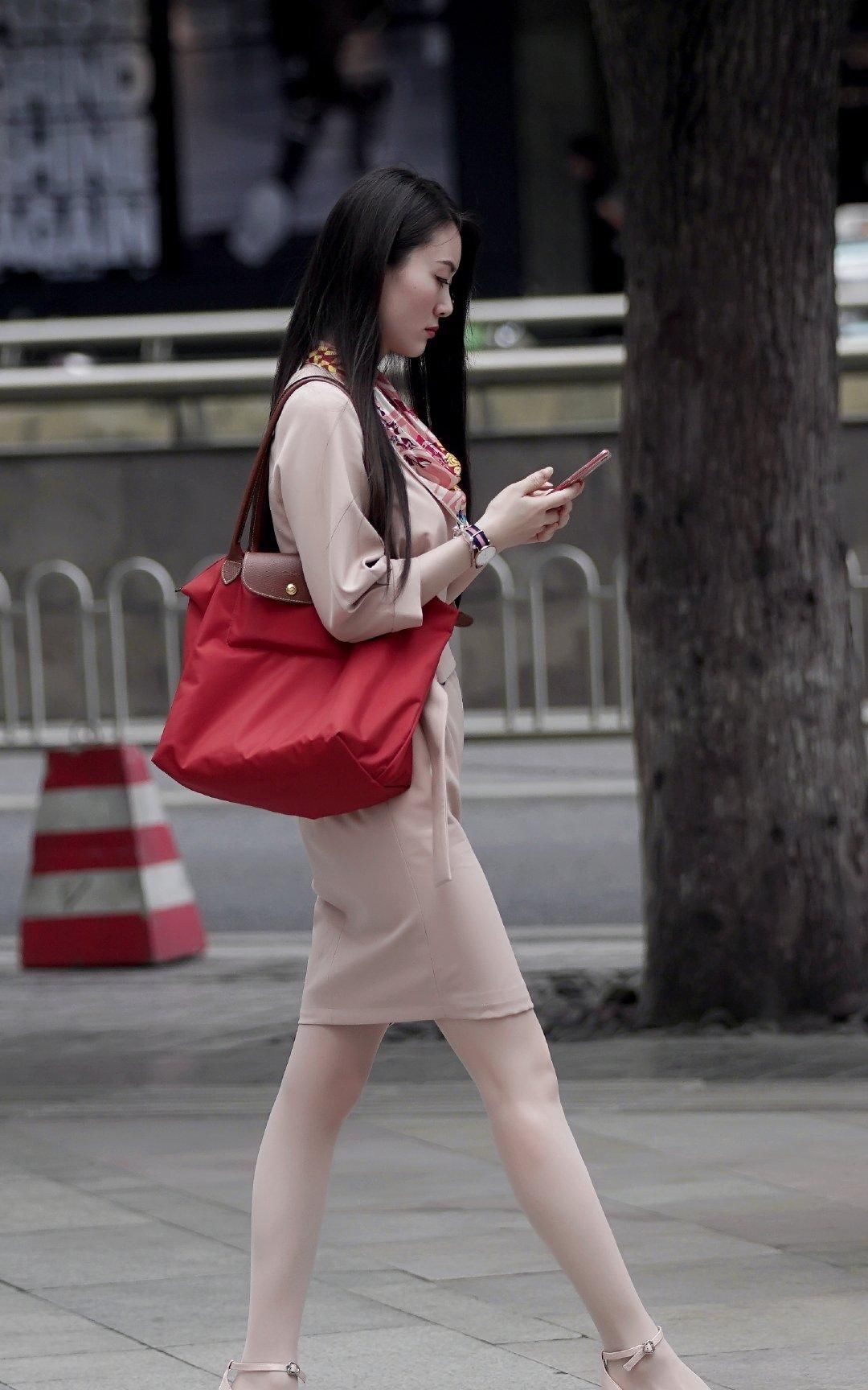 『 美女』高挑靓丽的完美身材，瞬间穿出精彩，美女穿浅棕色连衣裙