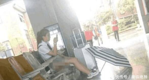 男子发现女子走光, 女子却一直理会, 网友直呼心真大