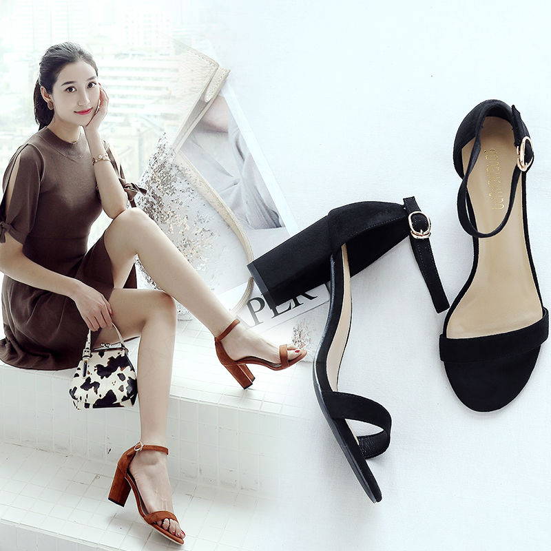 这样的高跟鞋不会很高，所以上班也能穿