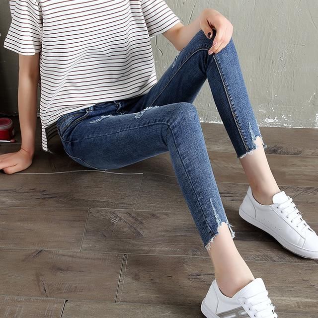 最经典的搭配莫过于卫衣加上牛仔裤了，你可以尝试一下