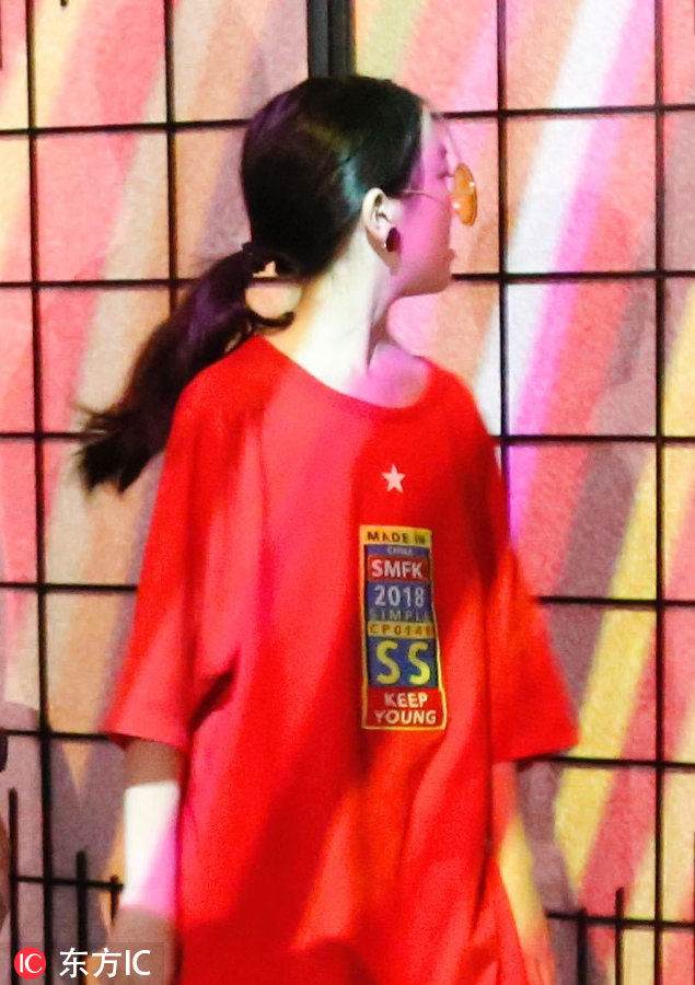 李亚鹏带女儿看展，12岁李嫣咬唇妆惊艳，茶色眼镜搭红耳环潮炸