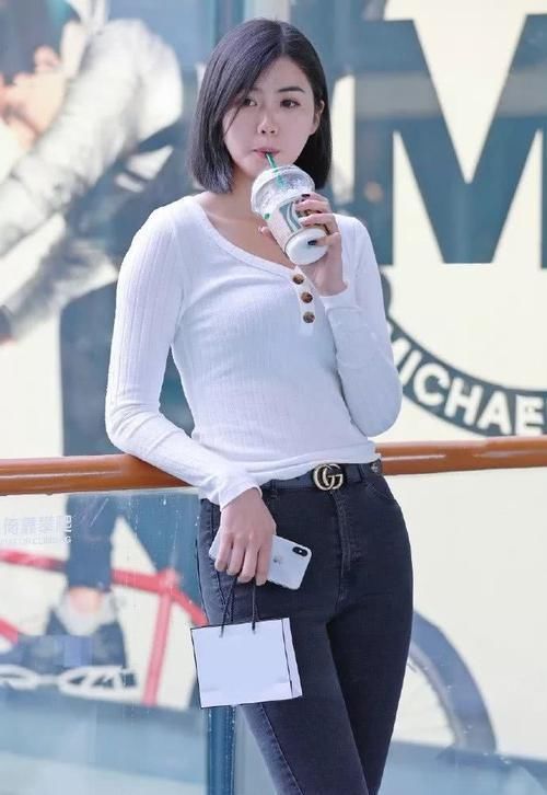  短发：街拍：黑白配的短发美女，简约干练，帅气又有型！
