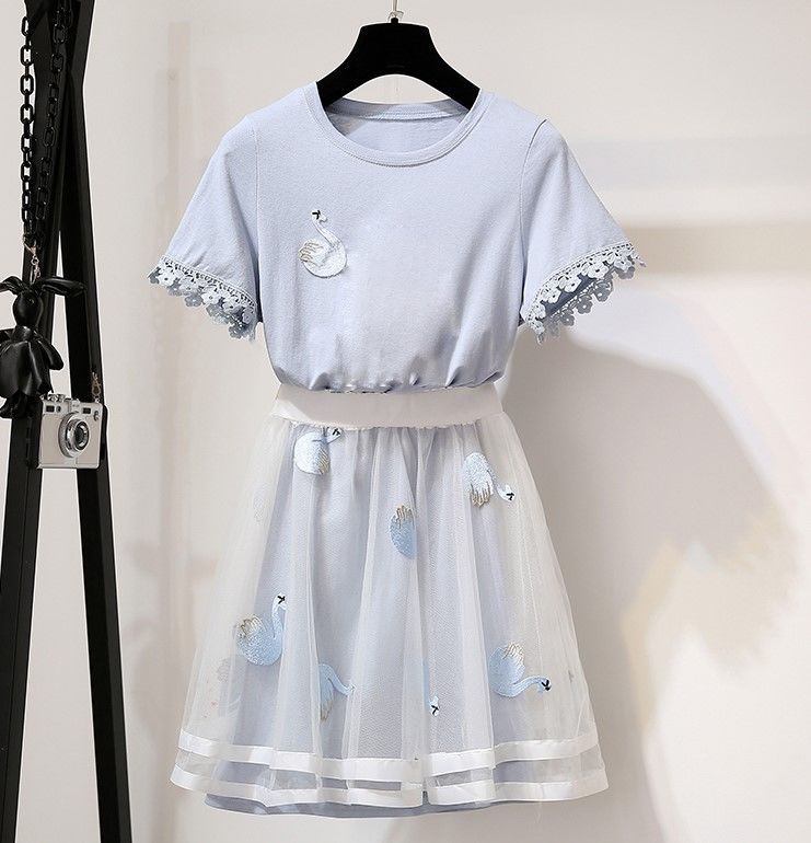 女人就该偶尔“装嫩”一下!多穿穿这样的显嫩装，洋气嫩美到尖叫