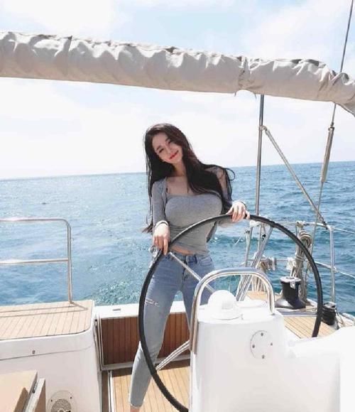  『优雅』牛仔裤小姐姐优雅大气，穿出街头休闲风，笑容甜美更迷人！