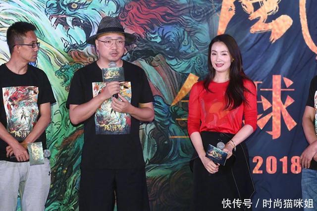 徐峥小陶虹夫妇同框，红衣搭黑裙尽显好气质，快50岁了还这样美！