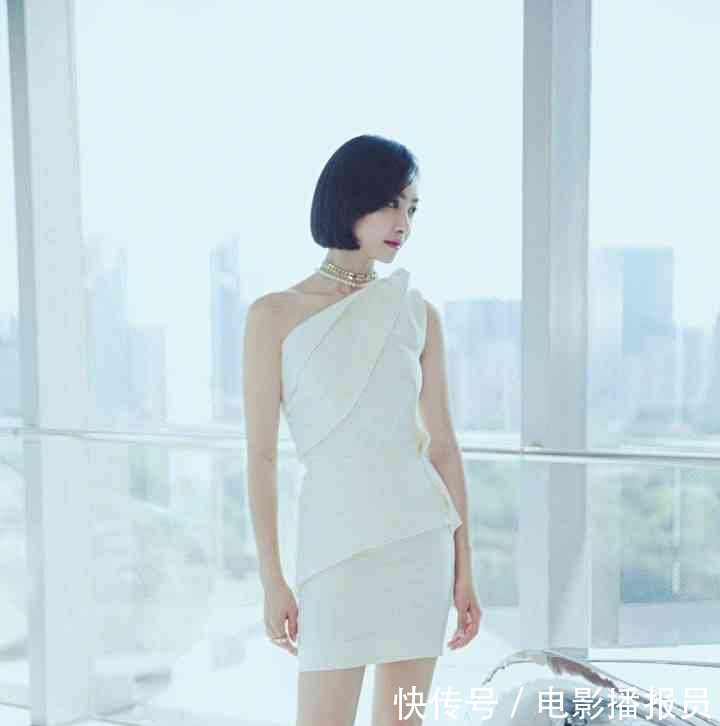 31岁宋茜和32岁杨幂同穿白色连衣裙,导购和总裁的气质差距