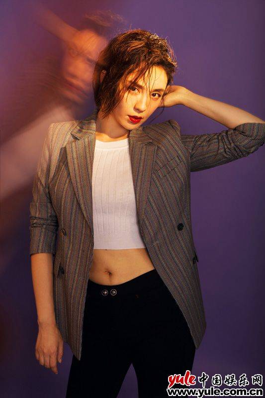 吕佳容时尚大片大秀好身材 露脐西装＂女友力＂爆棚