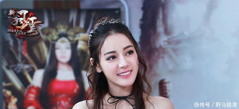 21岁关晓彤和26岁热巴同时撞衫, 一个美如女神, 一个却像路人!