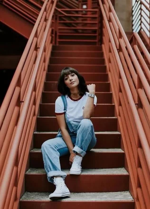  『女生』喜爱穿匡威帆布鞋的女生速来看热闹，别傻傻的只搭牛仔裤子了