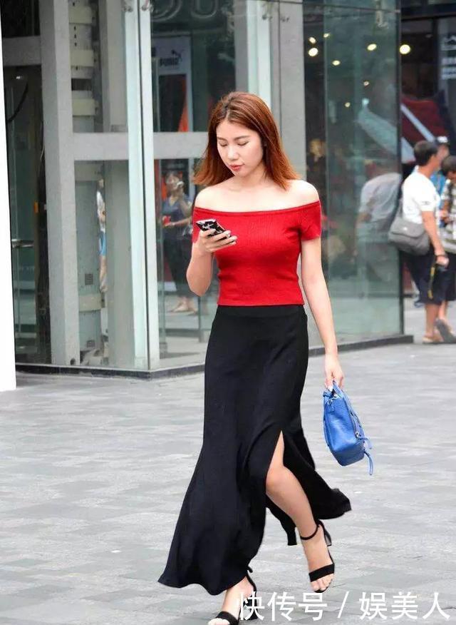  「美女」美女短裙搭配一双米白色的高跟靴子，让整体的感觉十分的协调