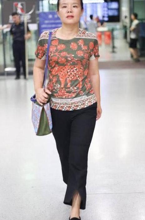 43岁龚琳娜太接地气了，素颜被吐槽像路人，网友：完全认不出来