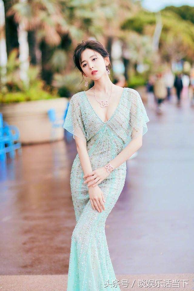 本以为柳岩穿衣已经够大胆了，直到看见了古力娜扎，网友:真敢穿