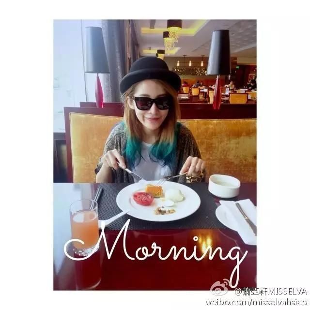 17年换15任男友,现又撩到24岁小鲜肉,40岁萧亚