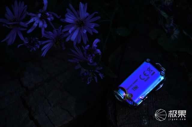 NITECORE TINI 炫彩钥匙灯上手，外表酷炫 无惧黑暗