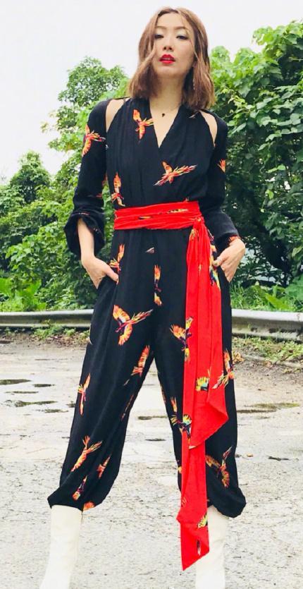 46岁郑秀文解锁新时尚，外套只穿一半 鞋子不同色，网友：就服你