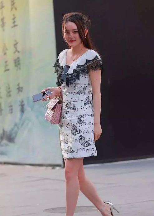  花枝招展：街拍：花枝招展的小姐姐，一件黑色背心配牛仔裤，时尚好身材