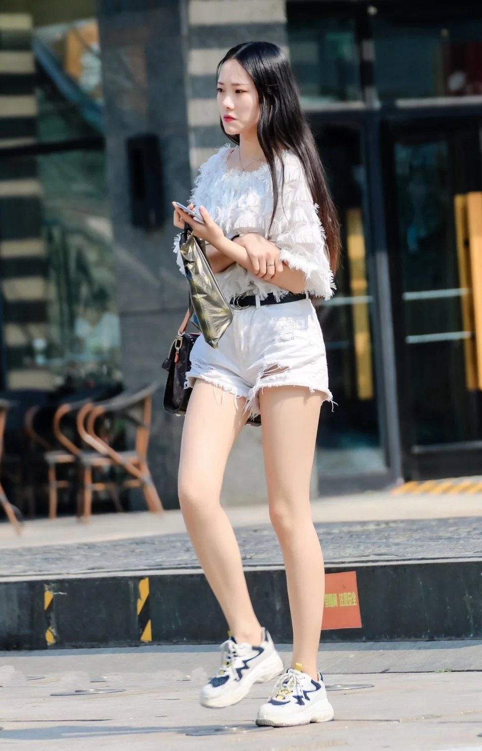 时尚街拍：热裤美腿小巧玲珑的妹子一身白色搭配！