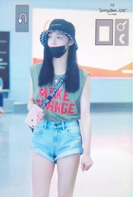 看了林允儿秀美腿，再看看周洁琼，终于明白腿型好看有多重要了!