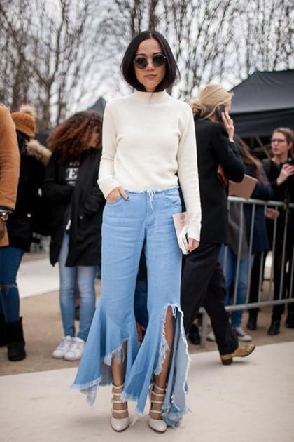 周冬雨为破洞牛仔裤代言 这么穿才能显腿长