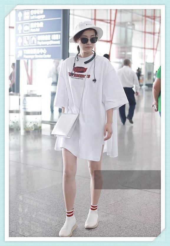 梅婷胆好大！直接把大T恤当裙子穿，网友：瘦下来的女人真自信！