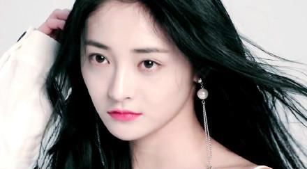 周洁琼只穿一件裹胸，也敢敞开上衣秀身材，腰上勒出来肉尴尬了！