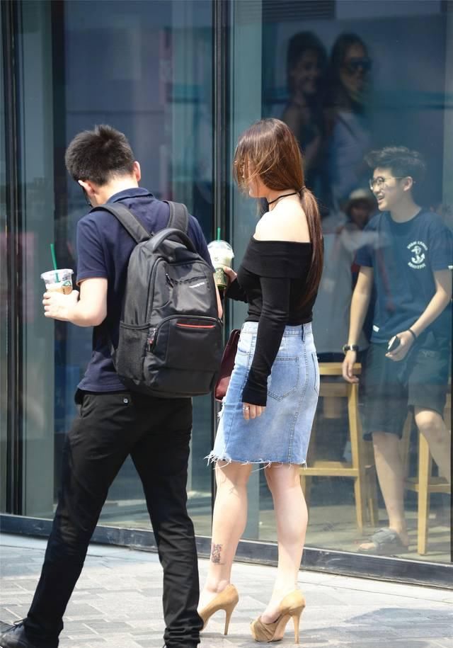  穿着：这位穿着牛仔包臀裙的小姐姐，她的一字肩和鱼嘴高跟也功不可没