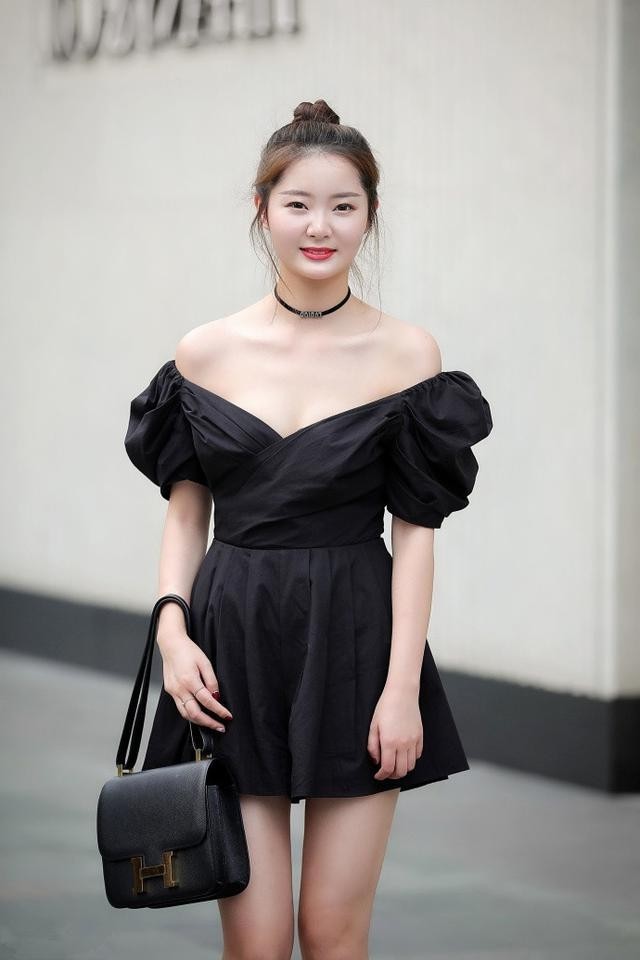 时尚尤物惊现街头，吊带紧身热裤性感迷人，图1堪称极品