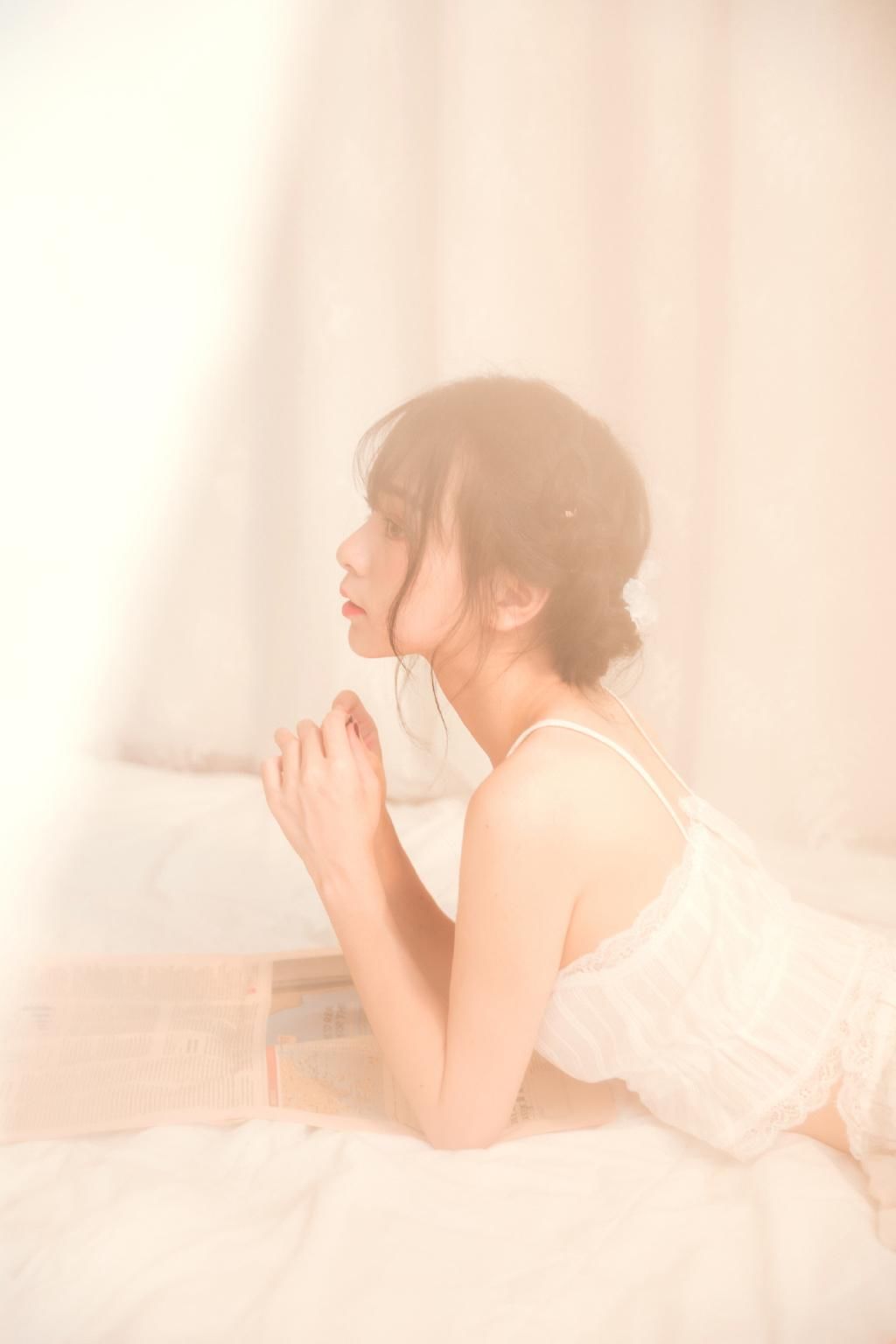 性感吊带内衣美女薄纱妖娆写真图片