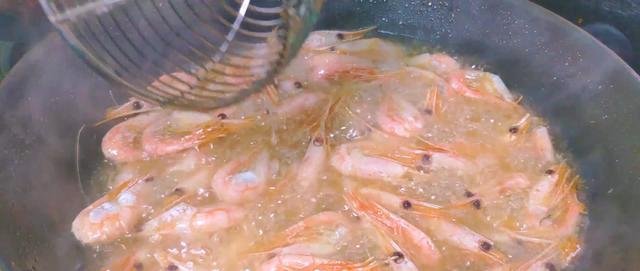  『大锅』难怪饭店的干锅虾那么好吃，原来诀窍这么简单，一次一大锅不够吃