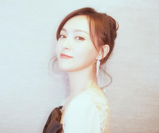 唐嫣怀孕被曝光，实力打脸分手谣言！罗晋宣布10月暂退娱乐圈