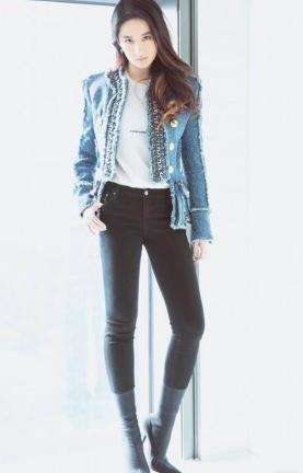 刘亦菲底裤外穿就算了，还在外面套白袜，网友：女神形象瞬间崩塌