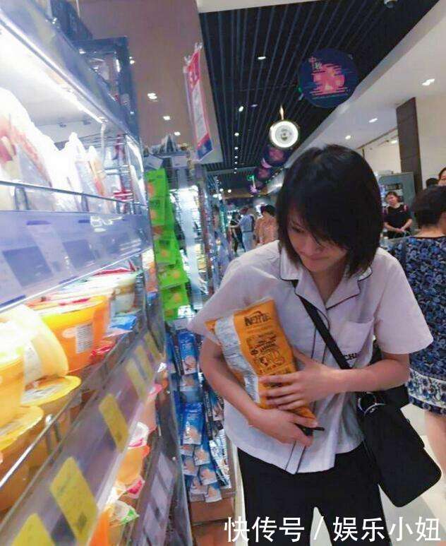 郑爽素颜陪父母逛商城，玩偶少女心爆表，但是麻麻的动作太辣眼睛