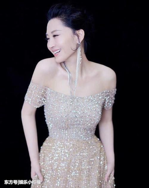 许晴好显嫩，穿一字肩裙优雅淑女，第一次见2个耳环连在一起戴！