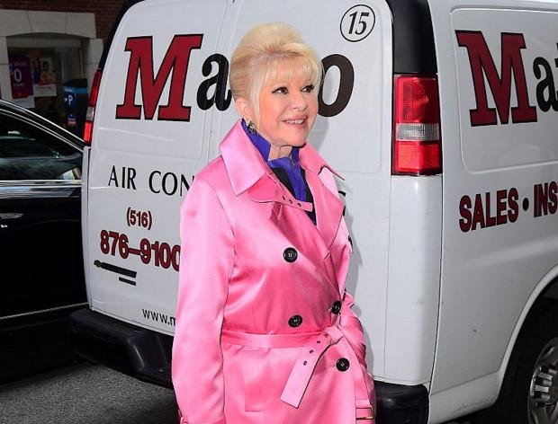 伊万卡的生母现身街头，大胆的着装吸引人们的眼球！