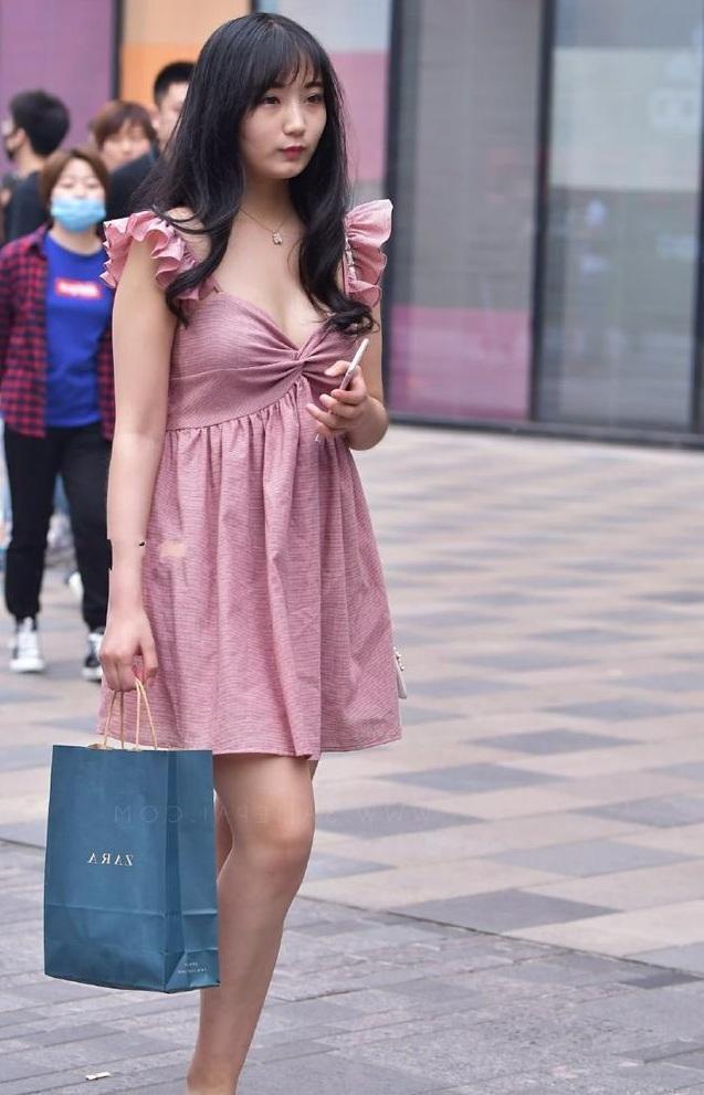 粉色短款连衣裙，长发及腰的姐姐，性感优雅好身材
