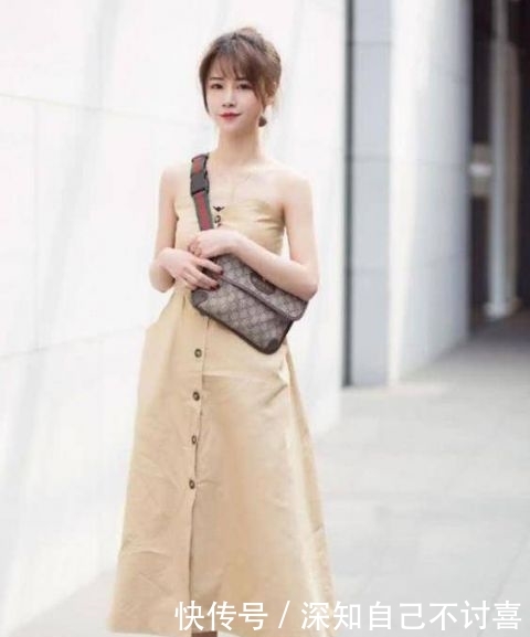  [黑色]街拍：明眸善睐的小姐姐，一件多彩的上衣配白色短裤，青春靓丽美