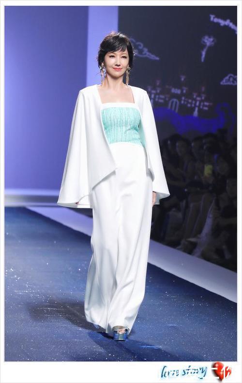 赵雅芝的短裙也太闪了，网友：晃得我头晕!