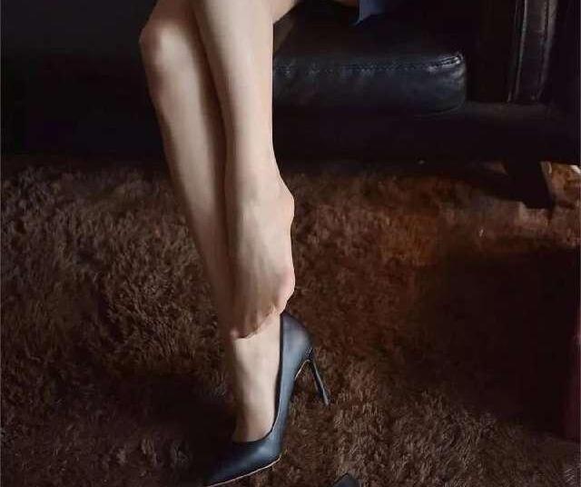尖头细高跟鞋，细腻光滑的鞋身，女人魅力十足！