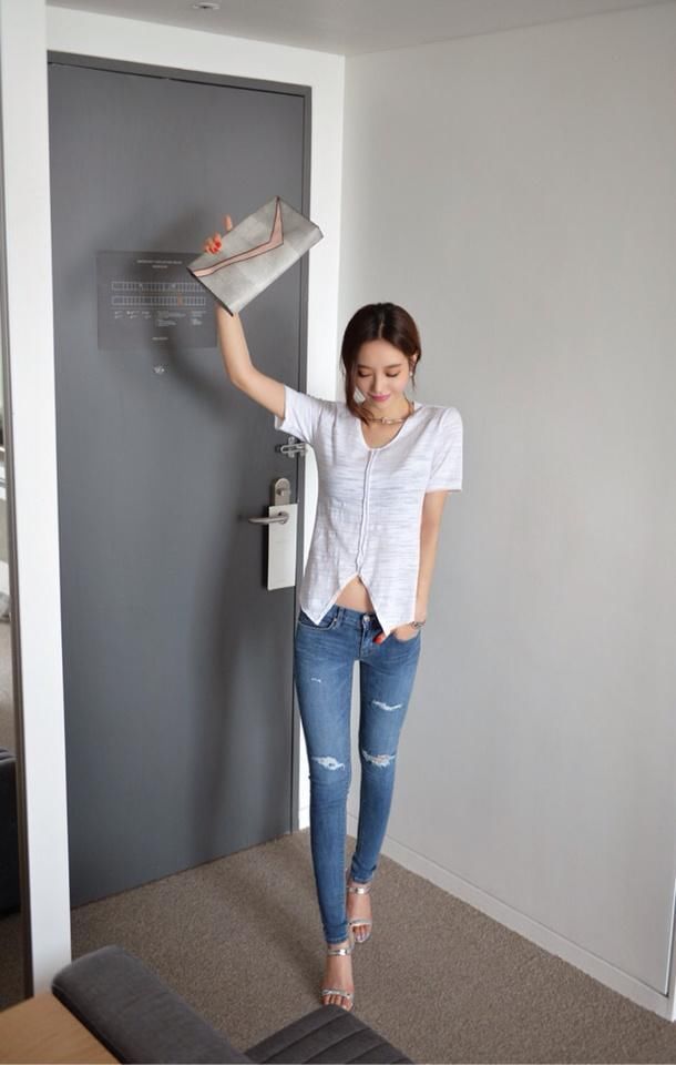 时尚气质美女，紧身牛仔裤更显身材！