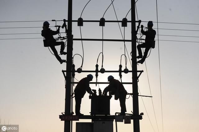 农村电费贵流油？电工：插座动一动，电表开始“变慢”