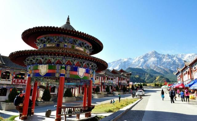 甘肃一座“神秘”寺庙，建在了悬崖峭壁上，只是因为一个马蹄印