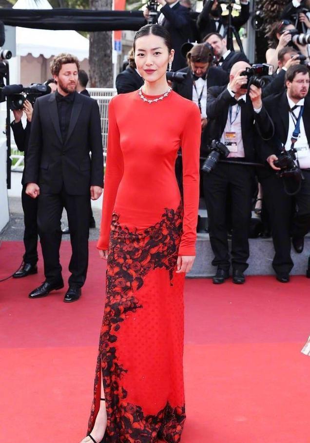 范冰冰与刘雯穿红裙同台比美，范冰冰颜值完胜，却输了在这一点上