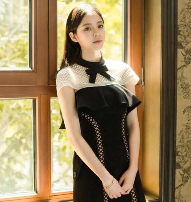 欧阳娜娜穿抹胸裙显成熟，幸好多缝一层纱，看不出她只有18岁！