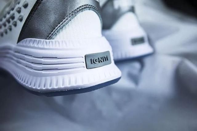 论上脚回头率和可玩性，这双新鞋我给 100 分！