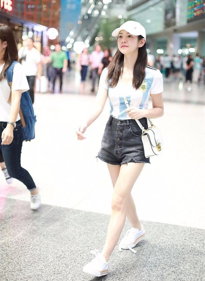 这种裙子只有赵丽颖才能穿出骨感美，陈妍希撞衫她，不自量力!