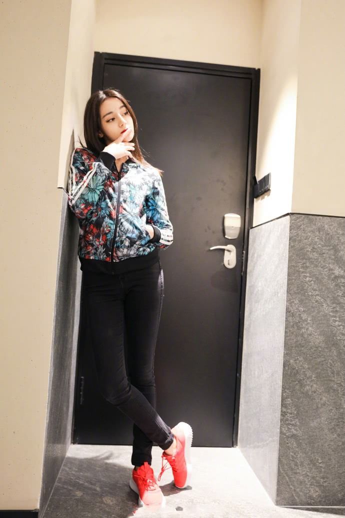 迪丽热巴穿高领连体超短裤显脸大，网友：这张脸简直不敢评价